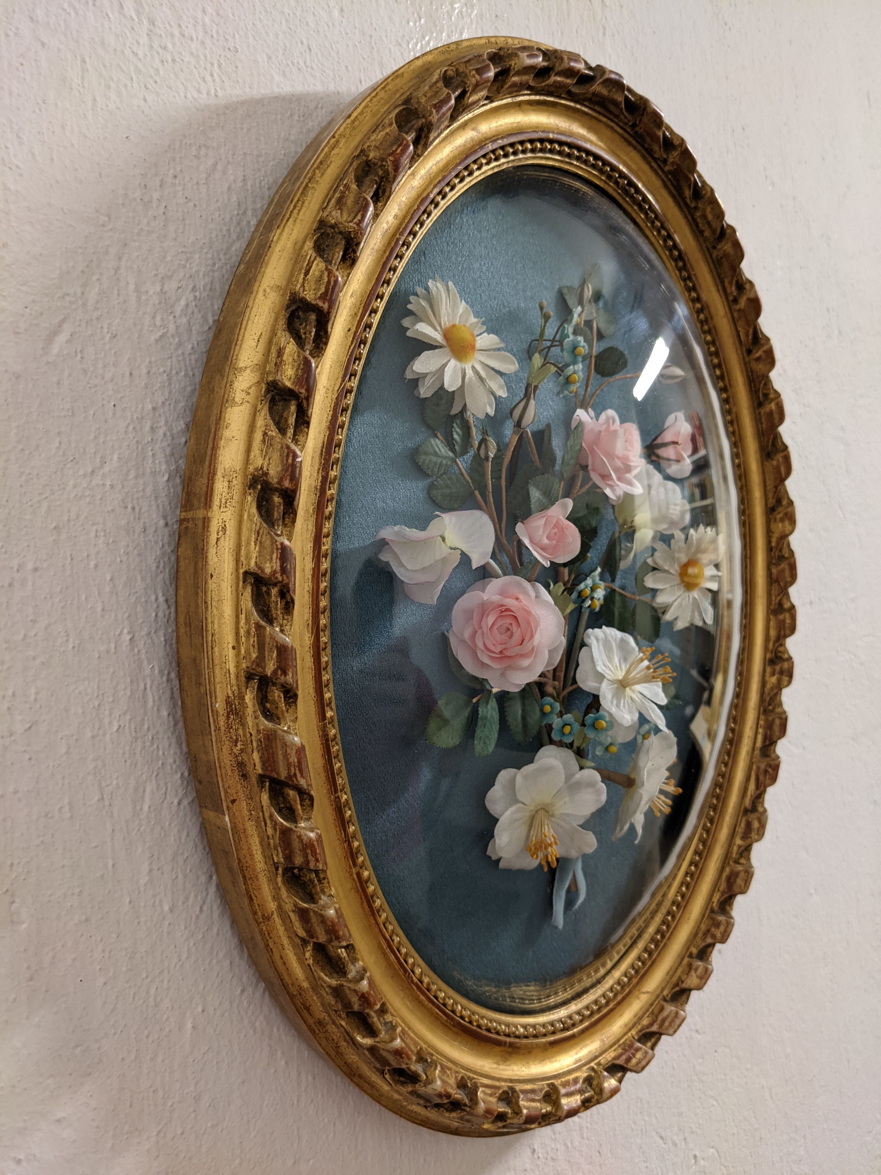 Cadre ovale en verre bombé et décor de fleurs