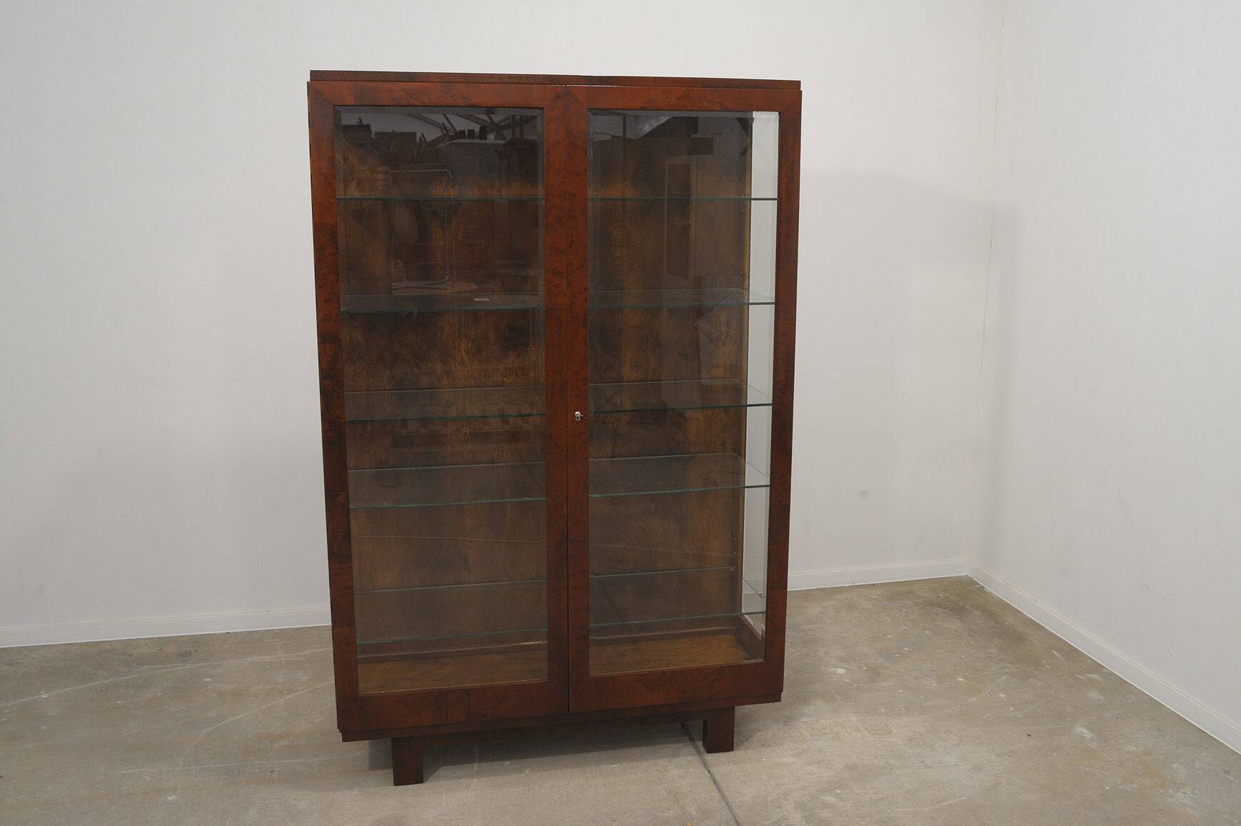 Vitrine fonctionnaliste art deco, années 1930, tchécoslovaquie