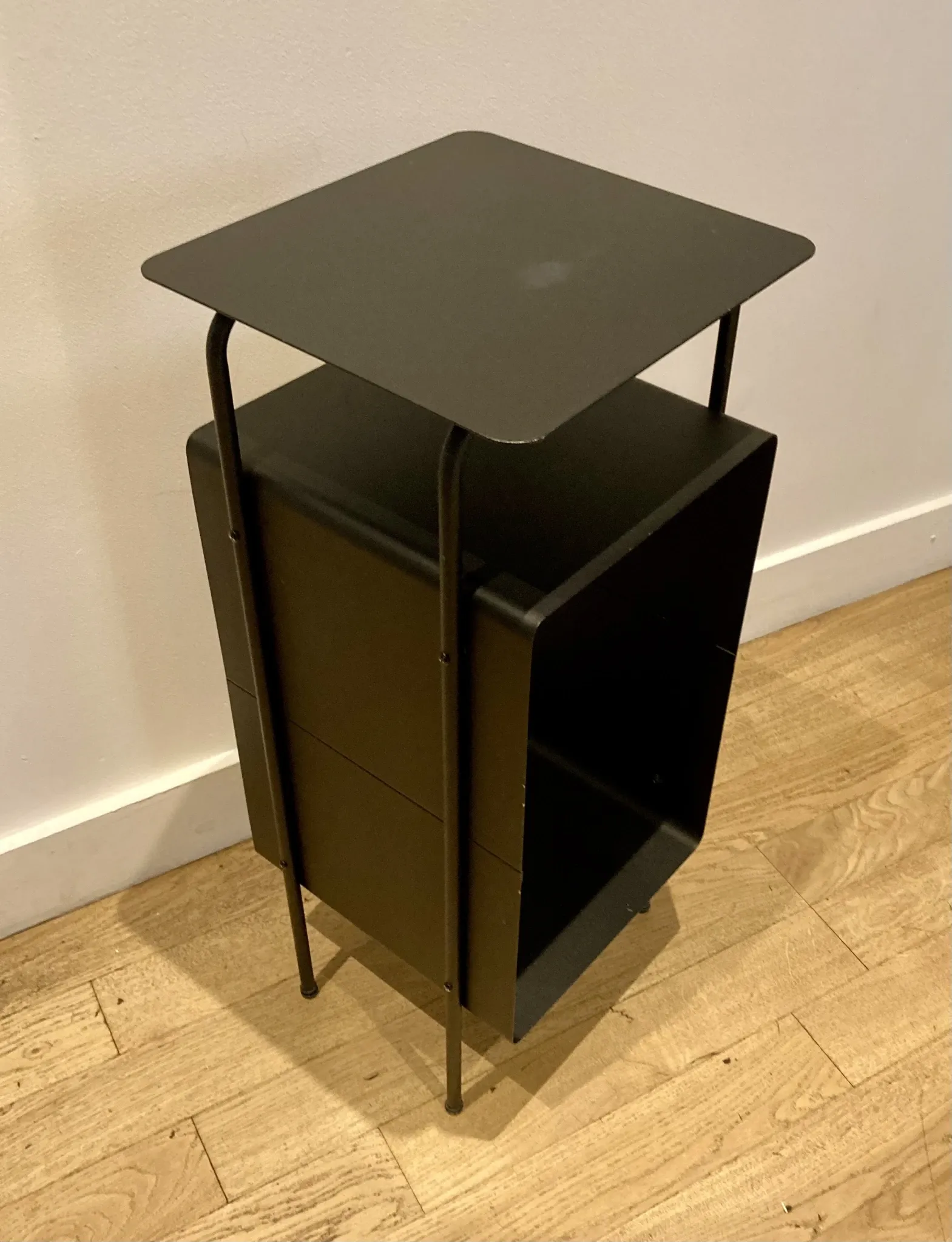 Contemporary bedside table – House Doctor - black