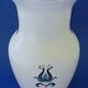 Vase en faïence blanc-bleu à décor végétal stylisé