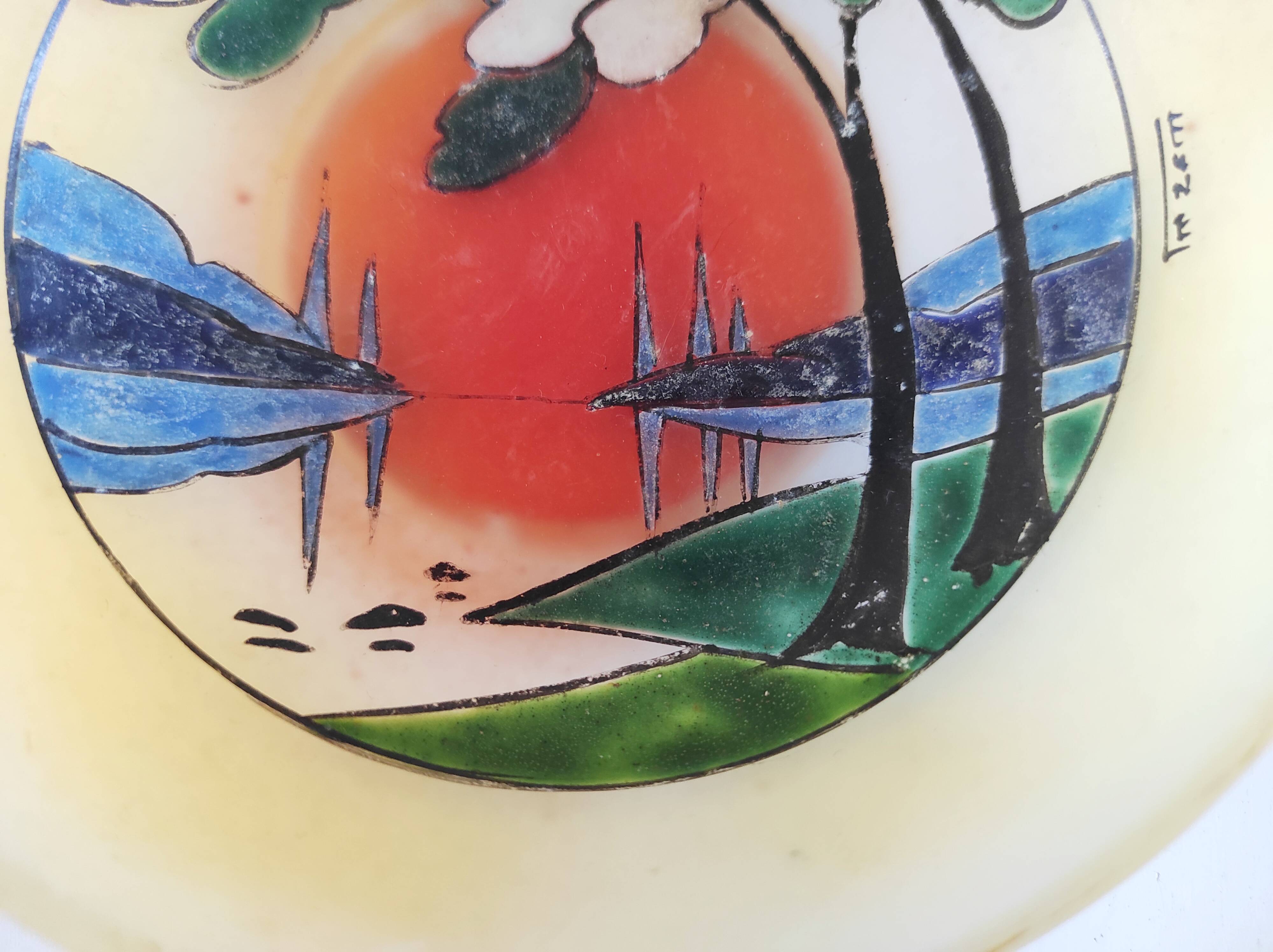 Coupelle en verre émaillé signée