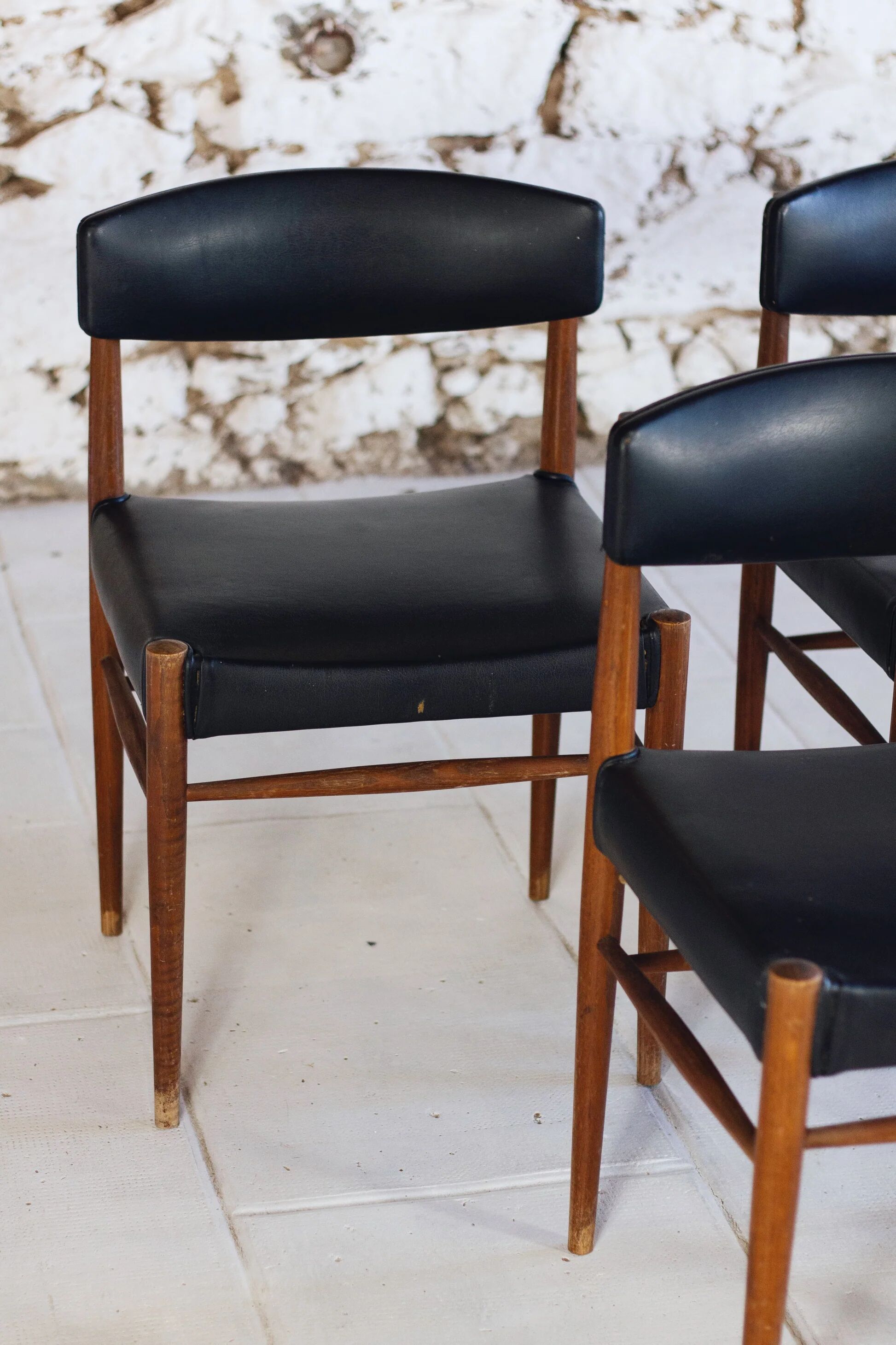 Set of 5 Scandinavian chairs in teak and faux leather, 1960.