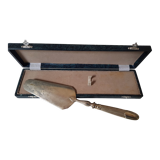 Pie shovel