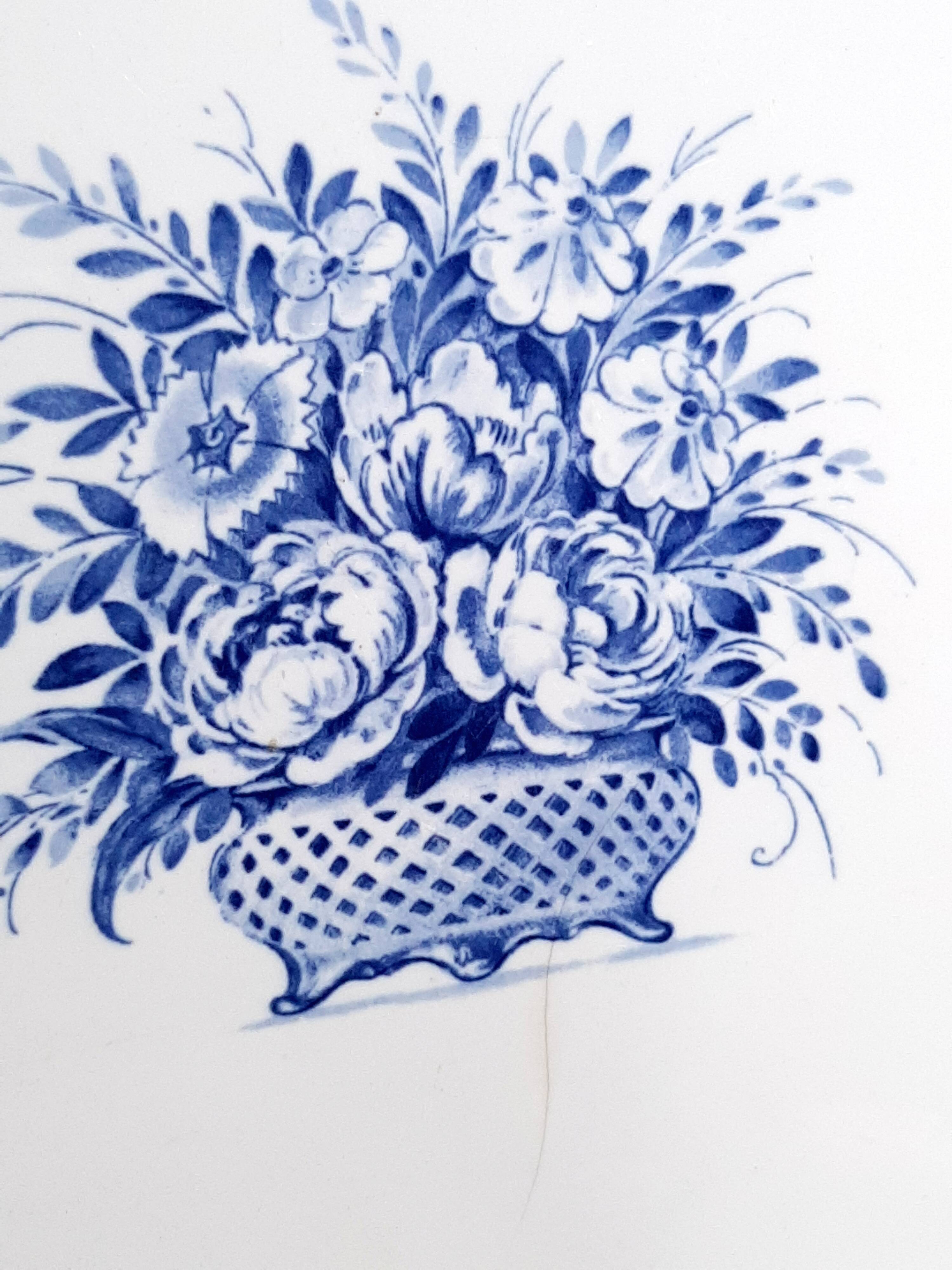 Antique serving dish in Sarreguemines earthenware with old Delft blue decoration.