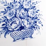 Antique serving dish in Sarreguemines earthenware with old Delft blue decoration.