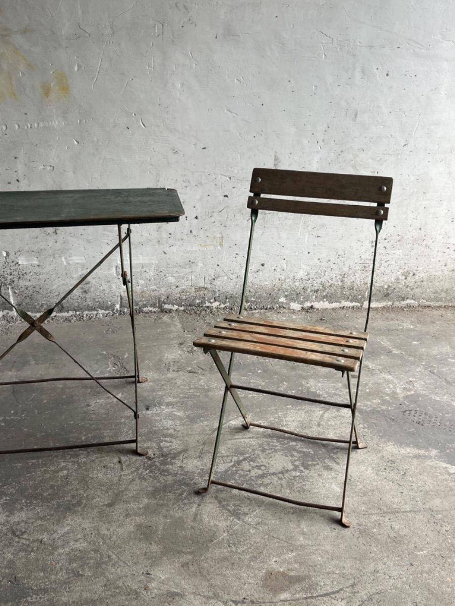Vintage 1930 brewery terrace table with green metal and wooden folding chair