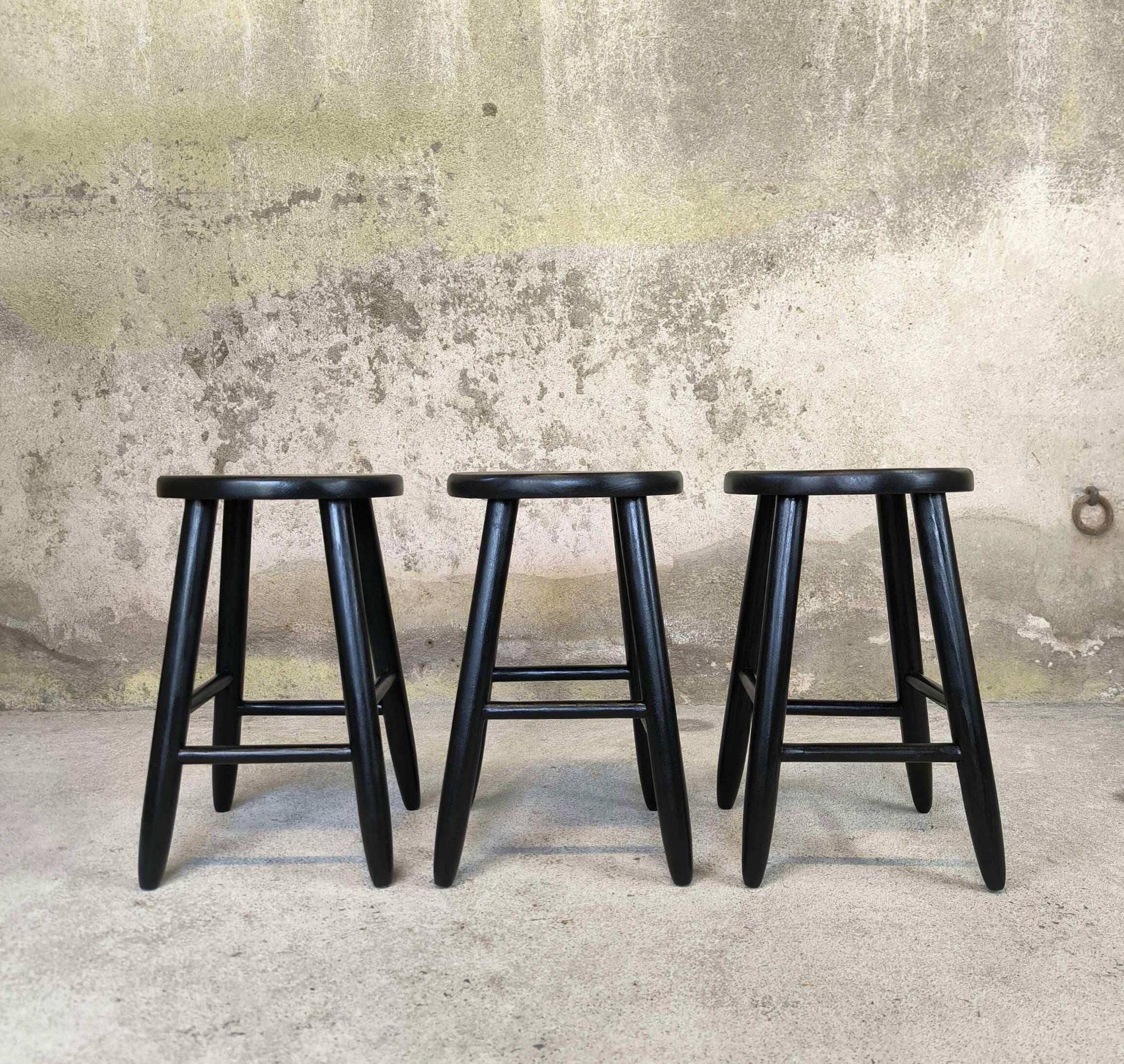 Ensemble de trois tabouret vintage en bois laqué noir.