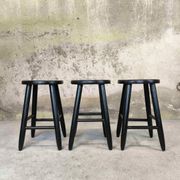 Ensemble de trois tabouret vintage en bois laqué noir.