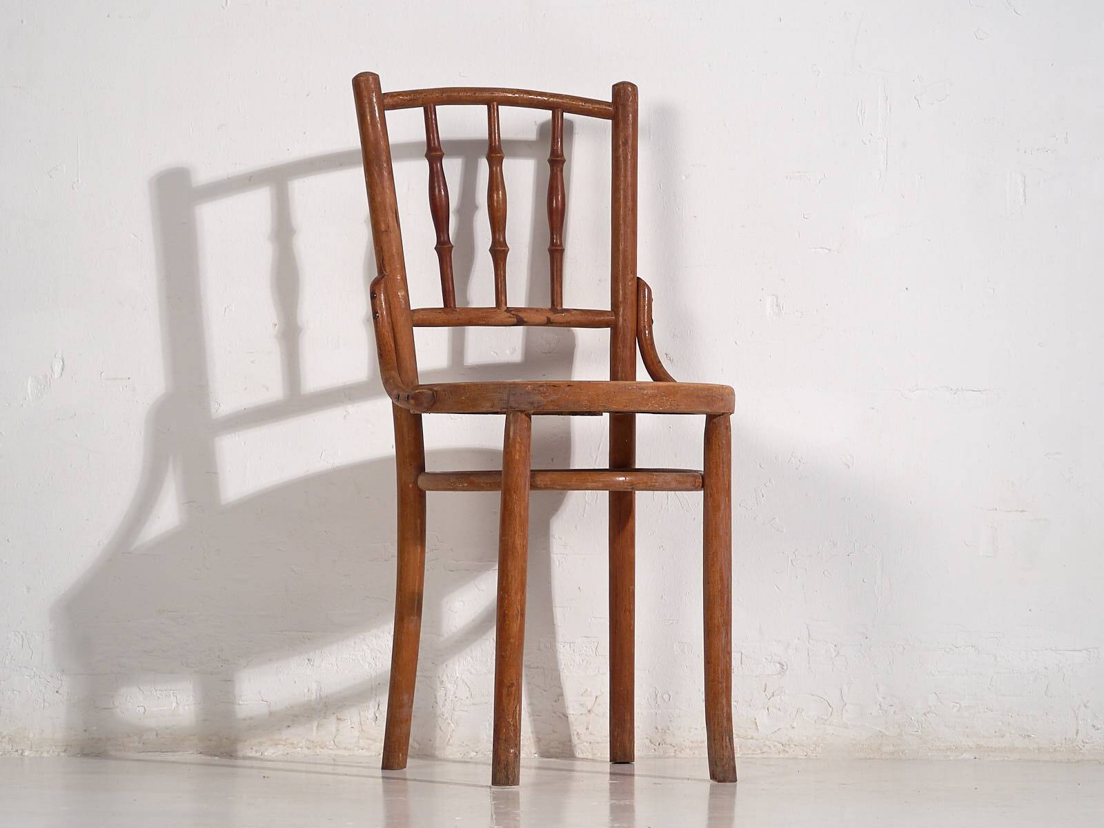 Anciennes chaises Thonet avec assise gravée (c.1920). Ensemble de 2 pièces