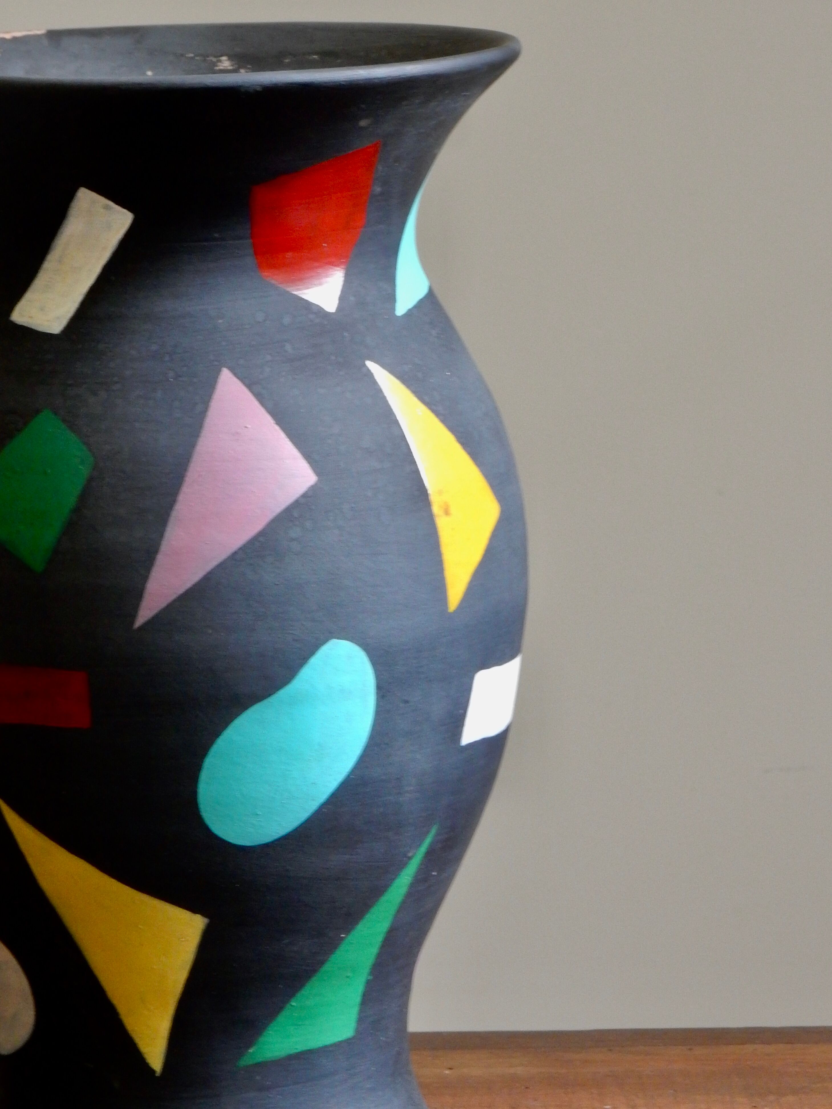 Vase en terre cuite peinte en noire aux motifs gommettes