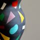 Vase en terre cuite peinte en noire aux motifs gommettes
