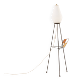 Lampe de sol italienne des années 60 avec un porte-revues dans le style Stilnovo.