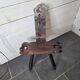Chaise tripode espagnole vintage en bois sculpté