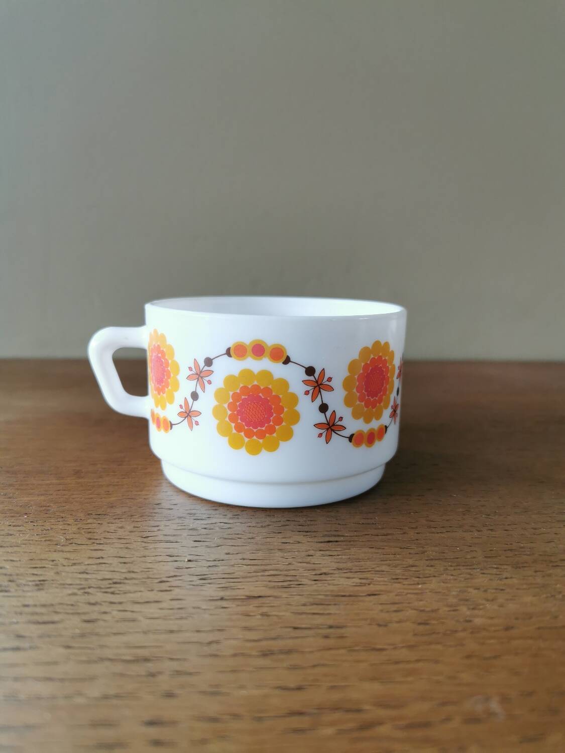 Suite of 4 large vintage cups