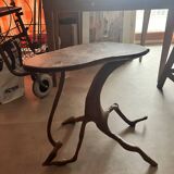 Table basse sculptée en bois – pièce unique style organique / art brut