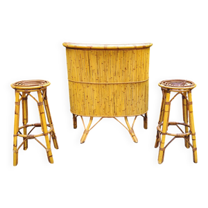 Tiki bar et ses tabourets
