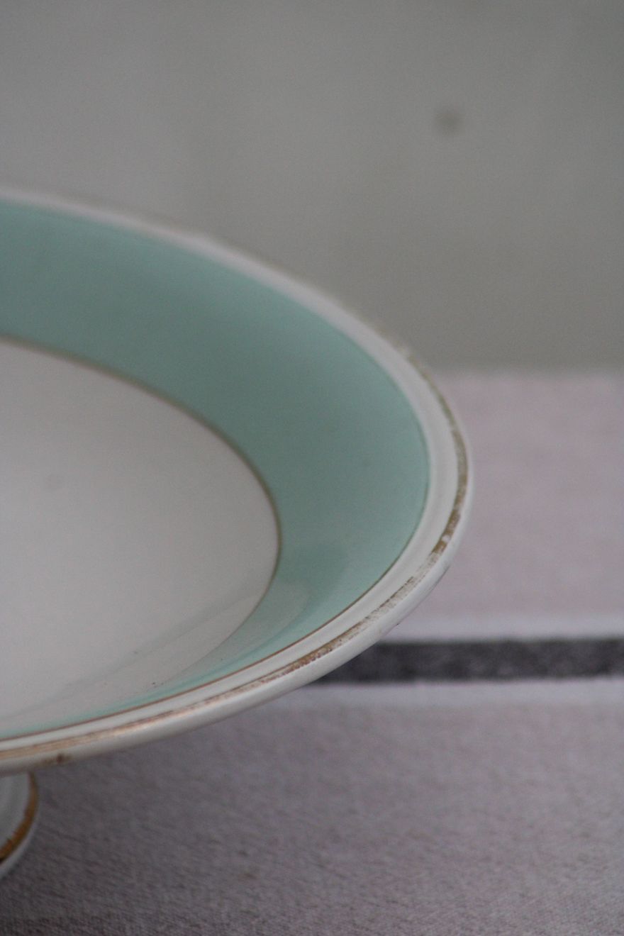 Coupe sur pied en porcelaine