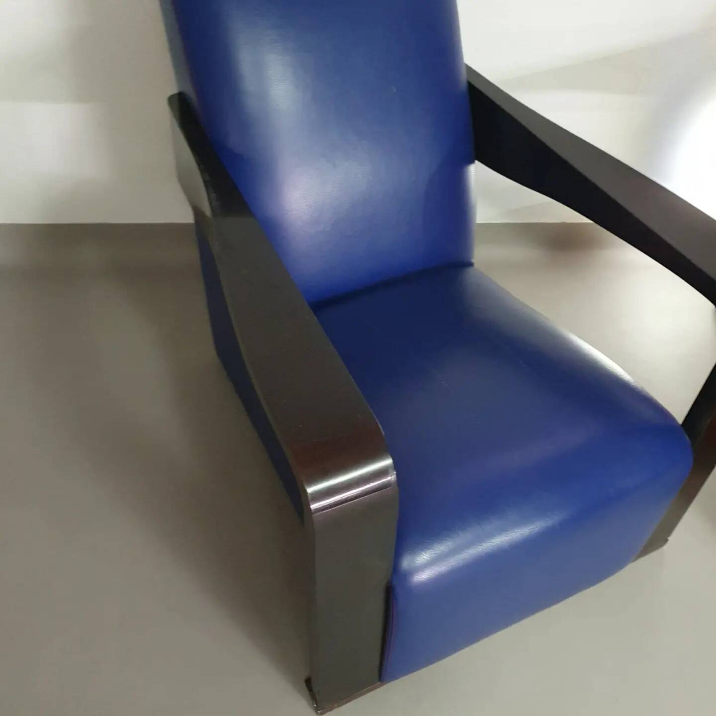 4 x Vintage Ying lounge chairs / fauteuils van Hugues Chevalier,'90. 3 x blue / 1 x red leather