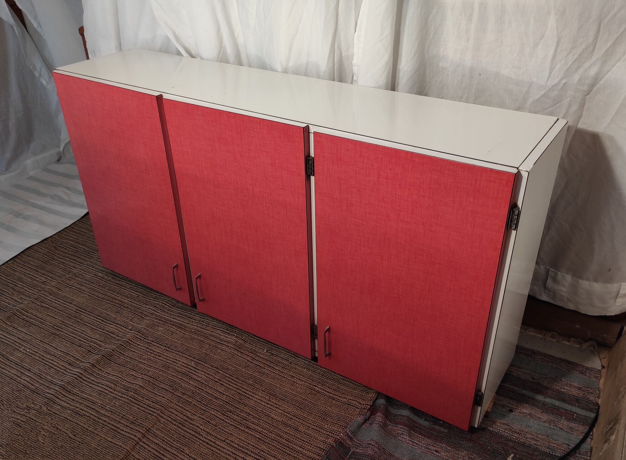 Placard haut de cuisine trois portes en formica rose