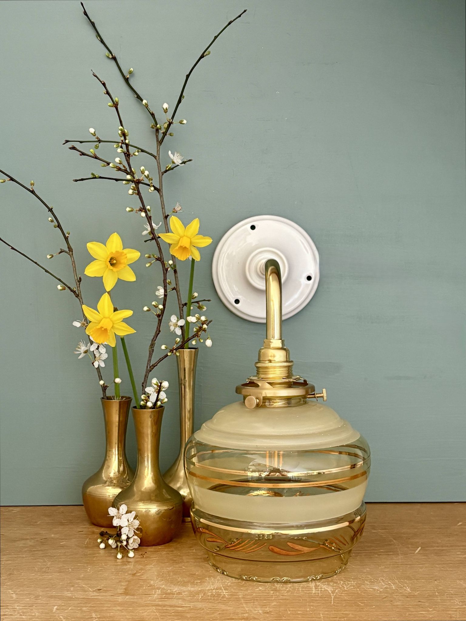 Applique coudée globe vintage en verre jaune et doré