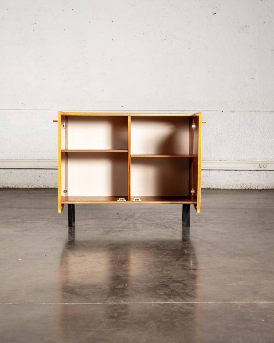 Meuble de rangement en bois blond et stratifié blanc
