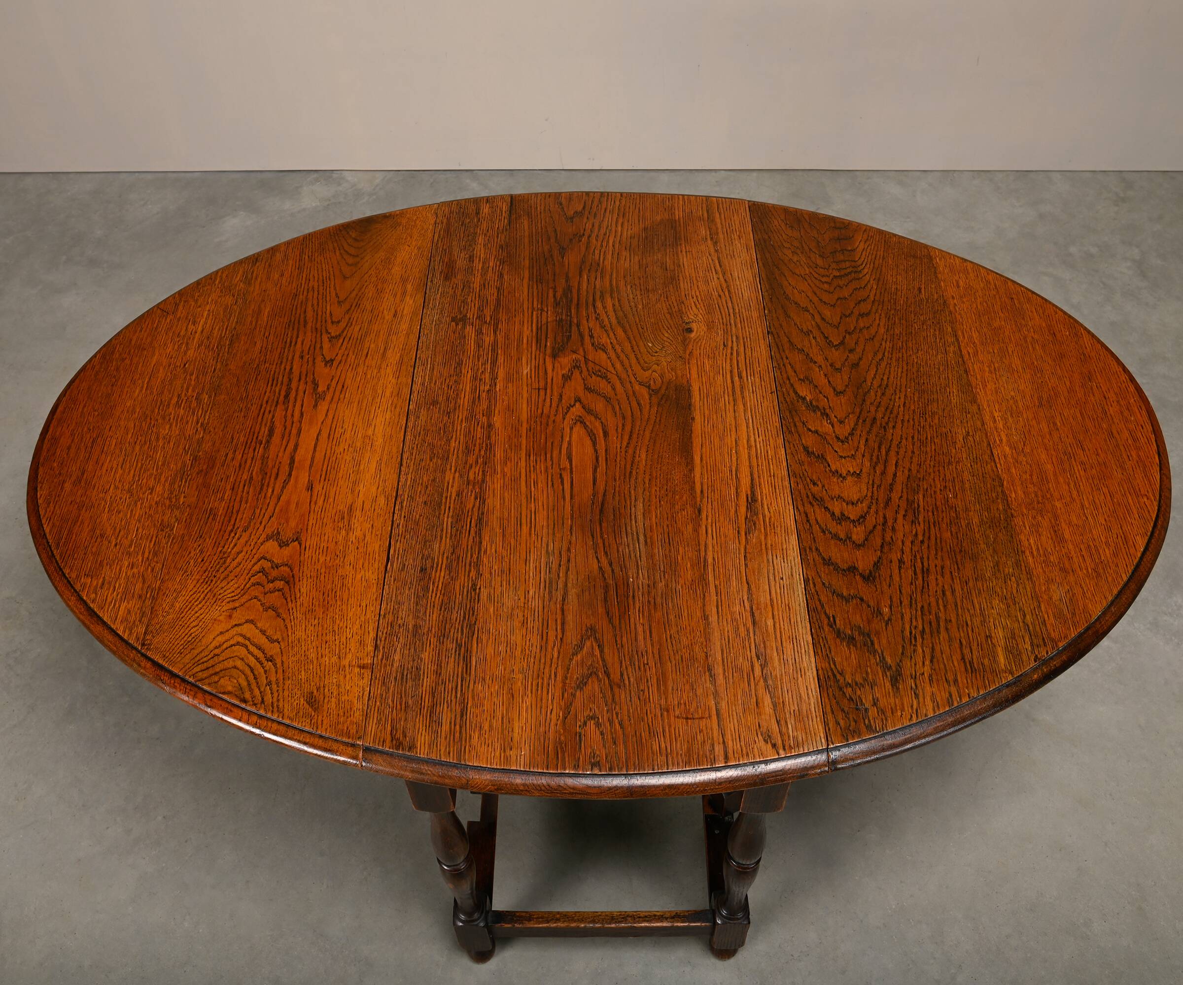 Antique English oval Gateleg Table in solid Oak, Late 19th Century