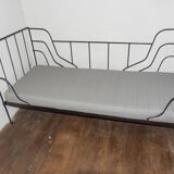 Foldable wrought iron bed