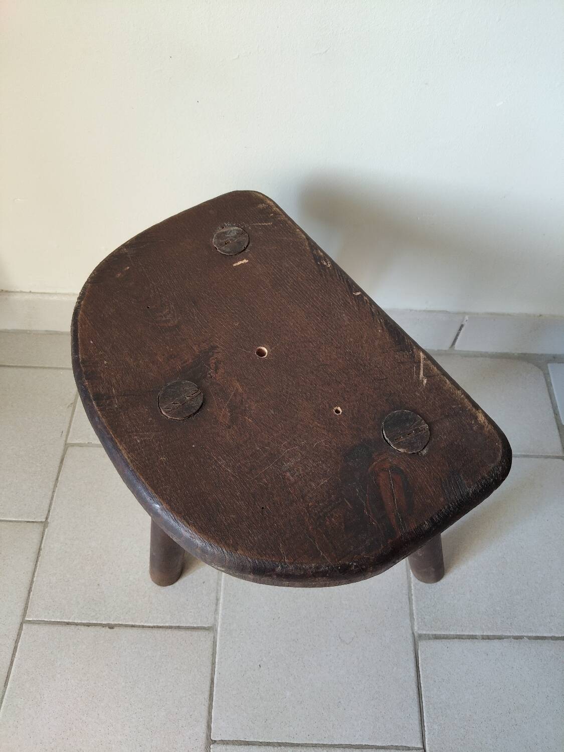 Antique tripod milking stool in solid wood – rustic & patina