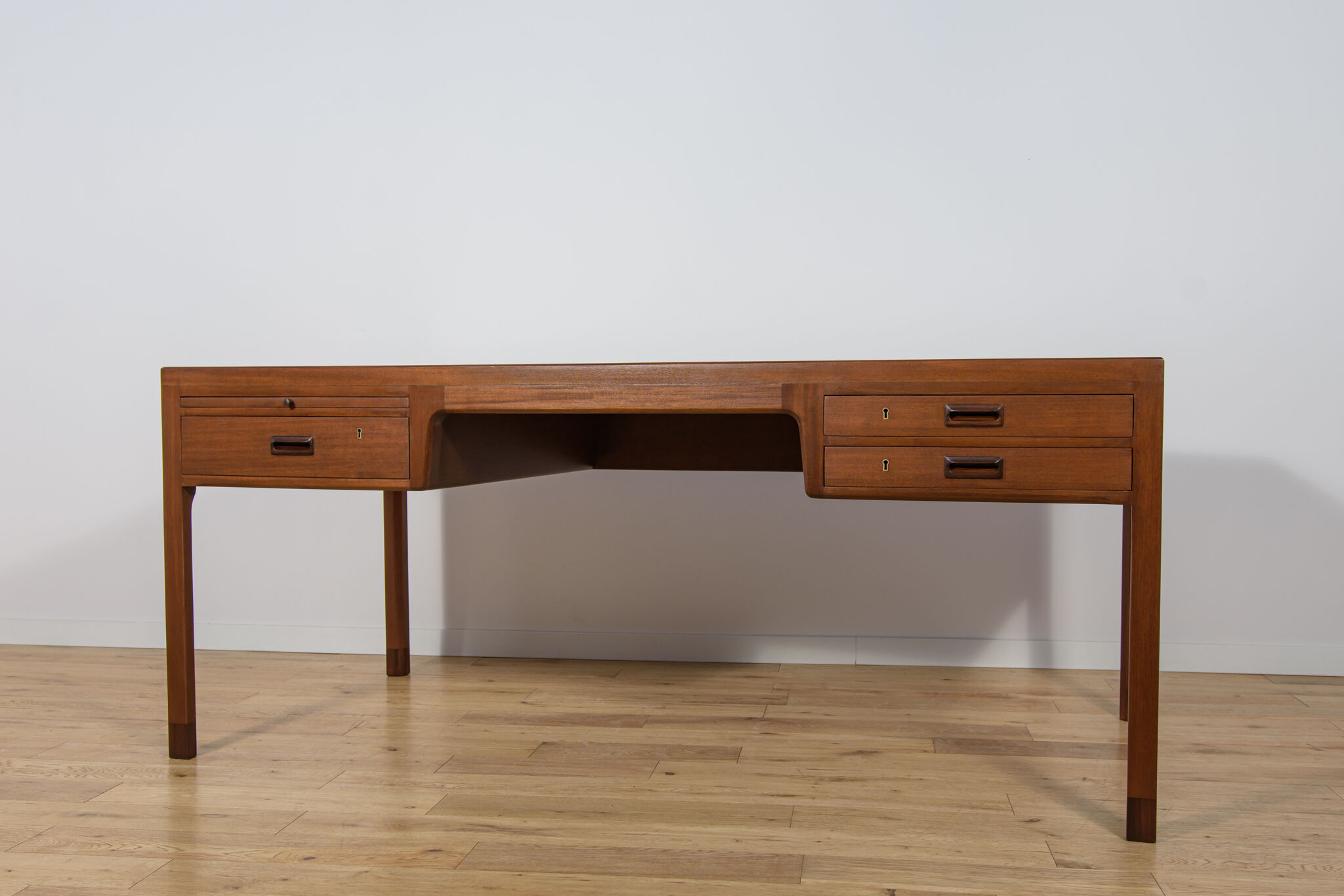 Bureau en teck du milieu du siècle par Ejner Larsen et Aksel Bender Madsen pour Willy Beck, Danemark, années 1950.