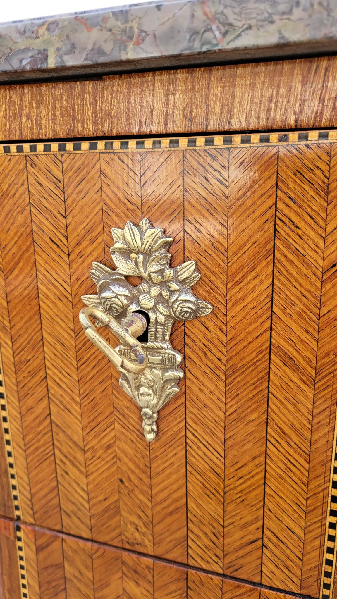 Commode sauteuse Louis XVI en marqueterie 19ème