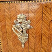 Commode sauteuse Louis XVI en marqueterie 19ème