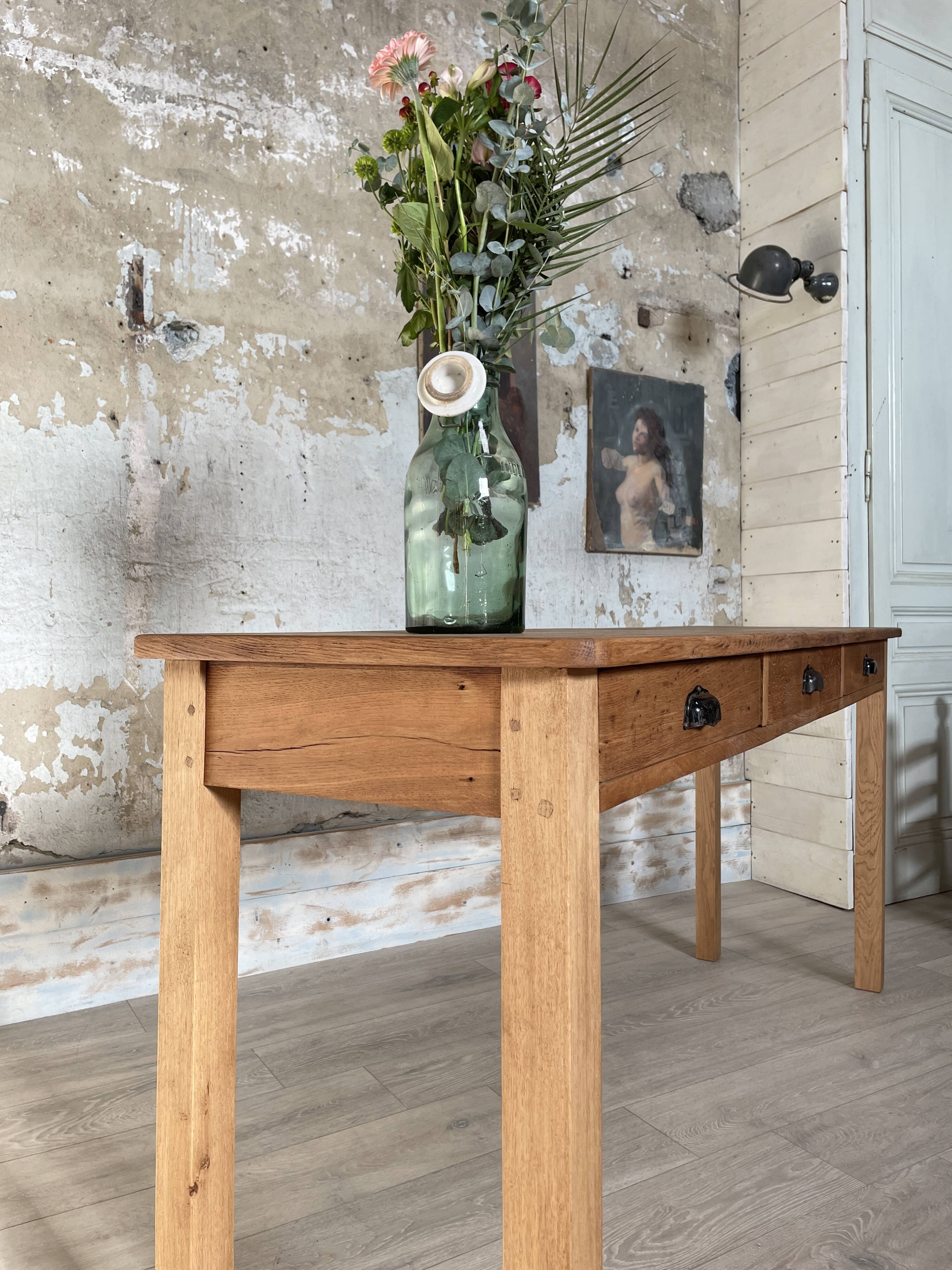 Console service in solid oak, circa 1900.