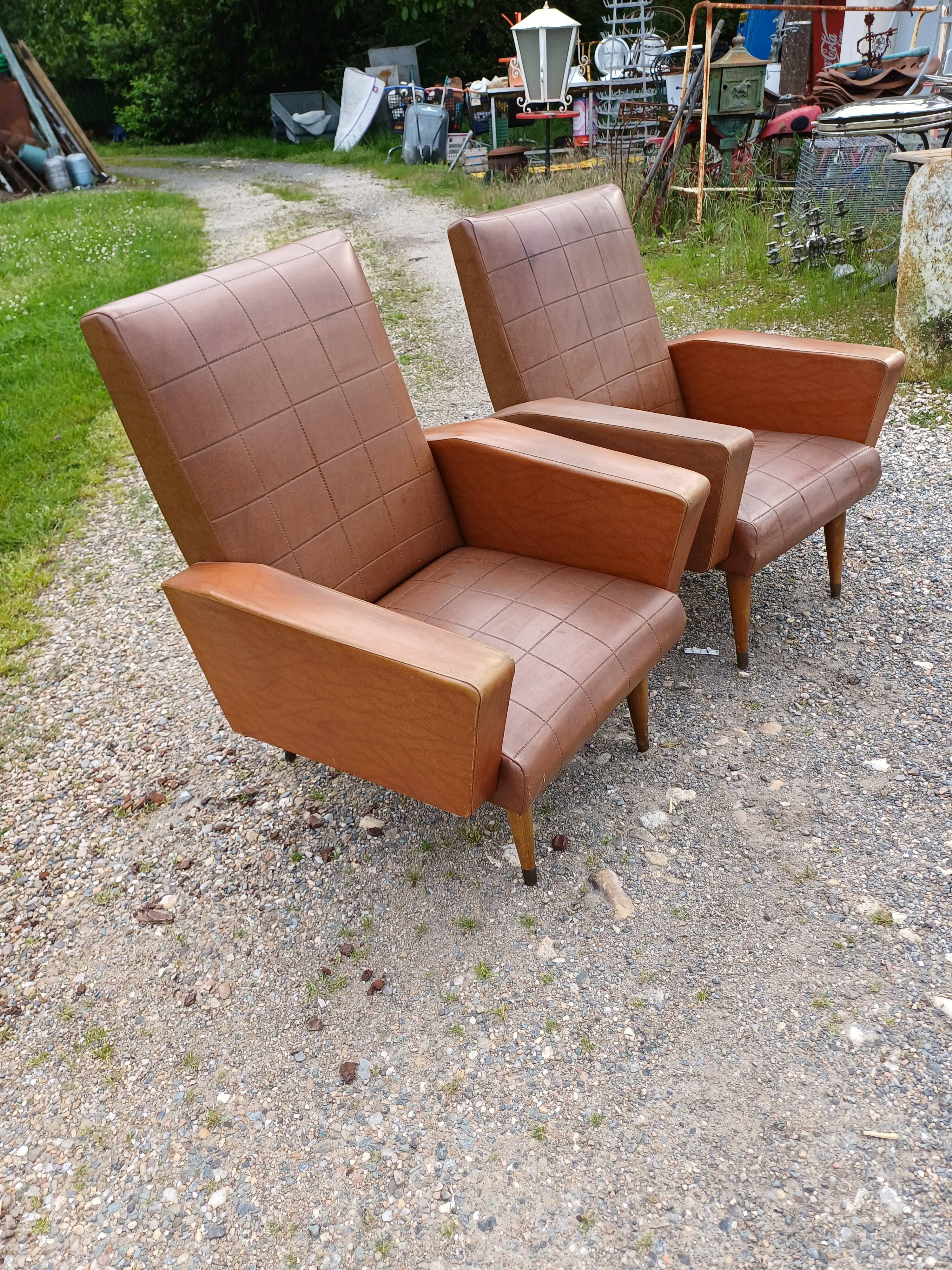 Paire de fauteuils vintage en skaï marron