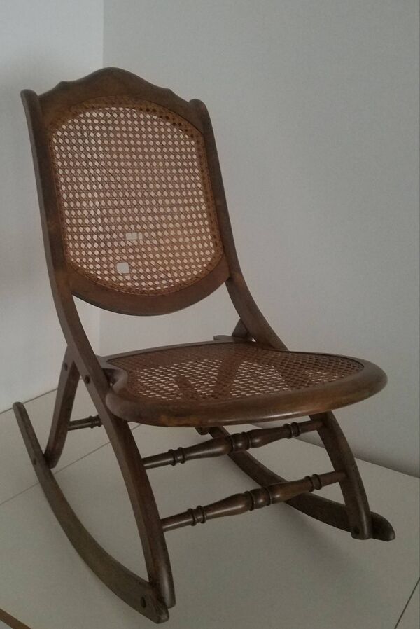 Fauteuil à bascule en cannage vintage