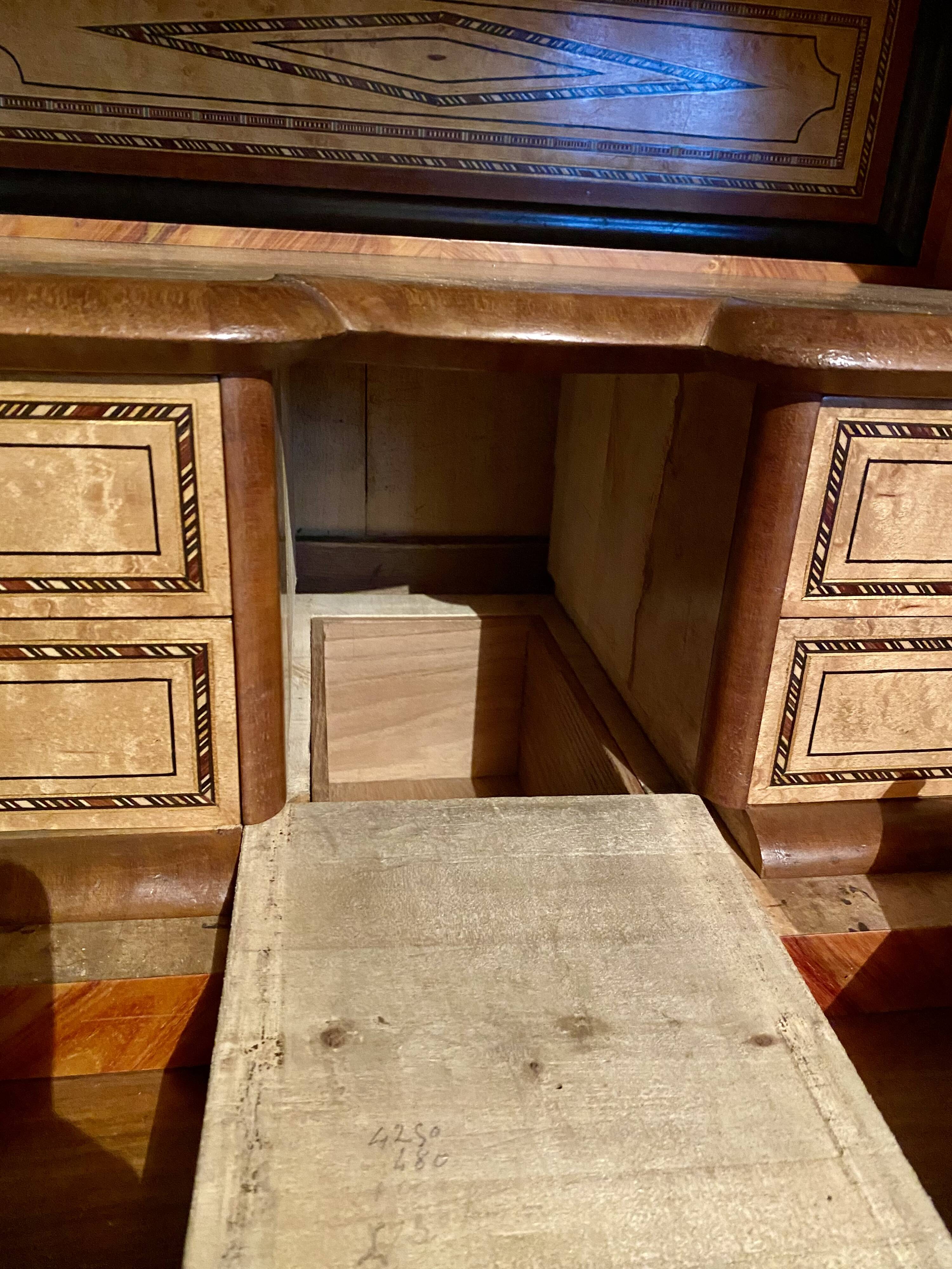 Secrétaire en ronce de noyer marqueté de style Louis-Philippe, XIXᵉ siècle