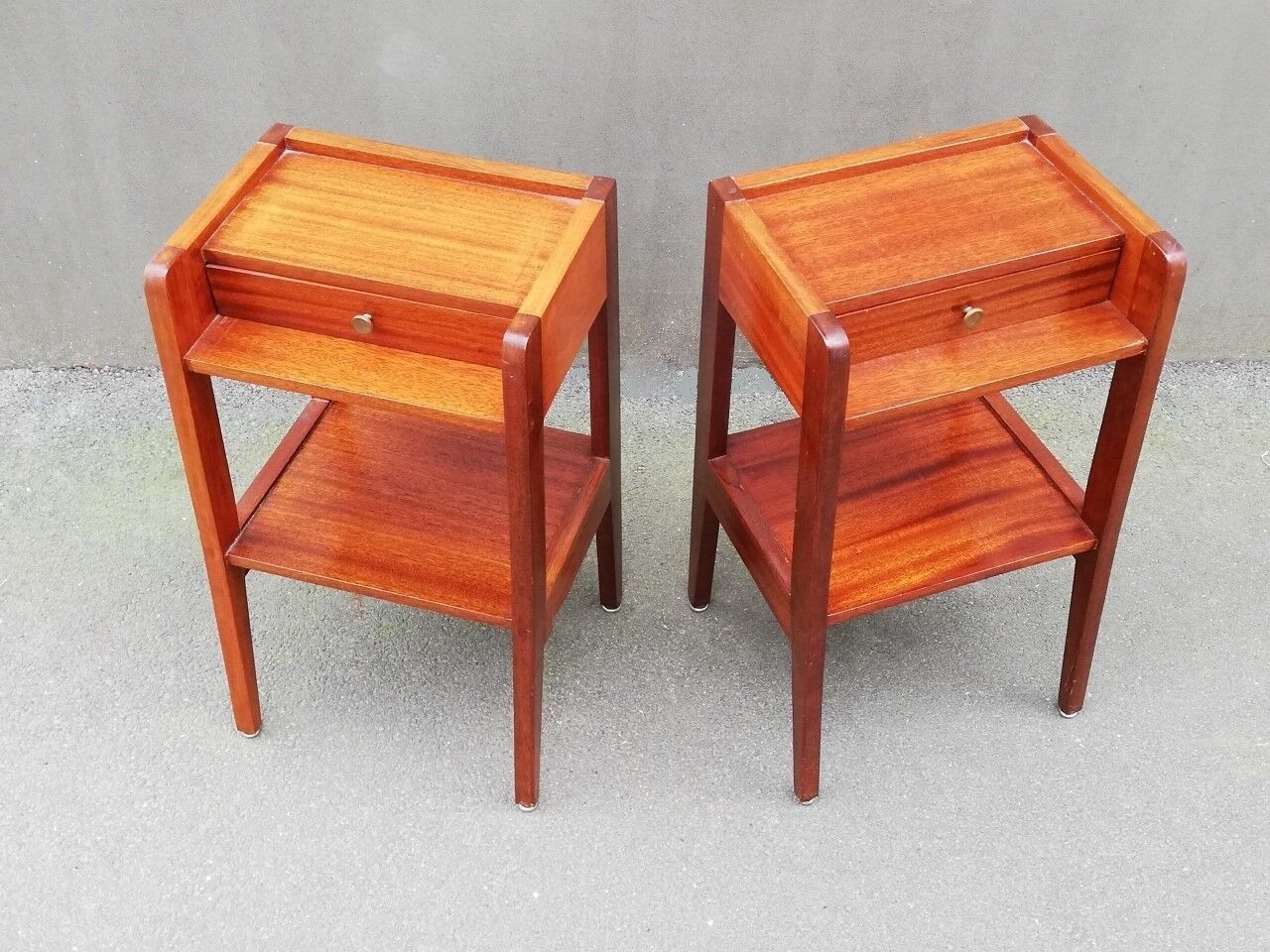 Paire de tables de chevet années 50