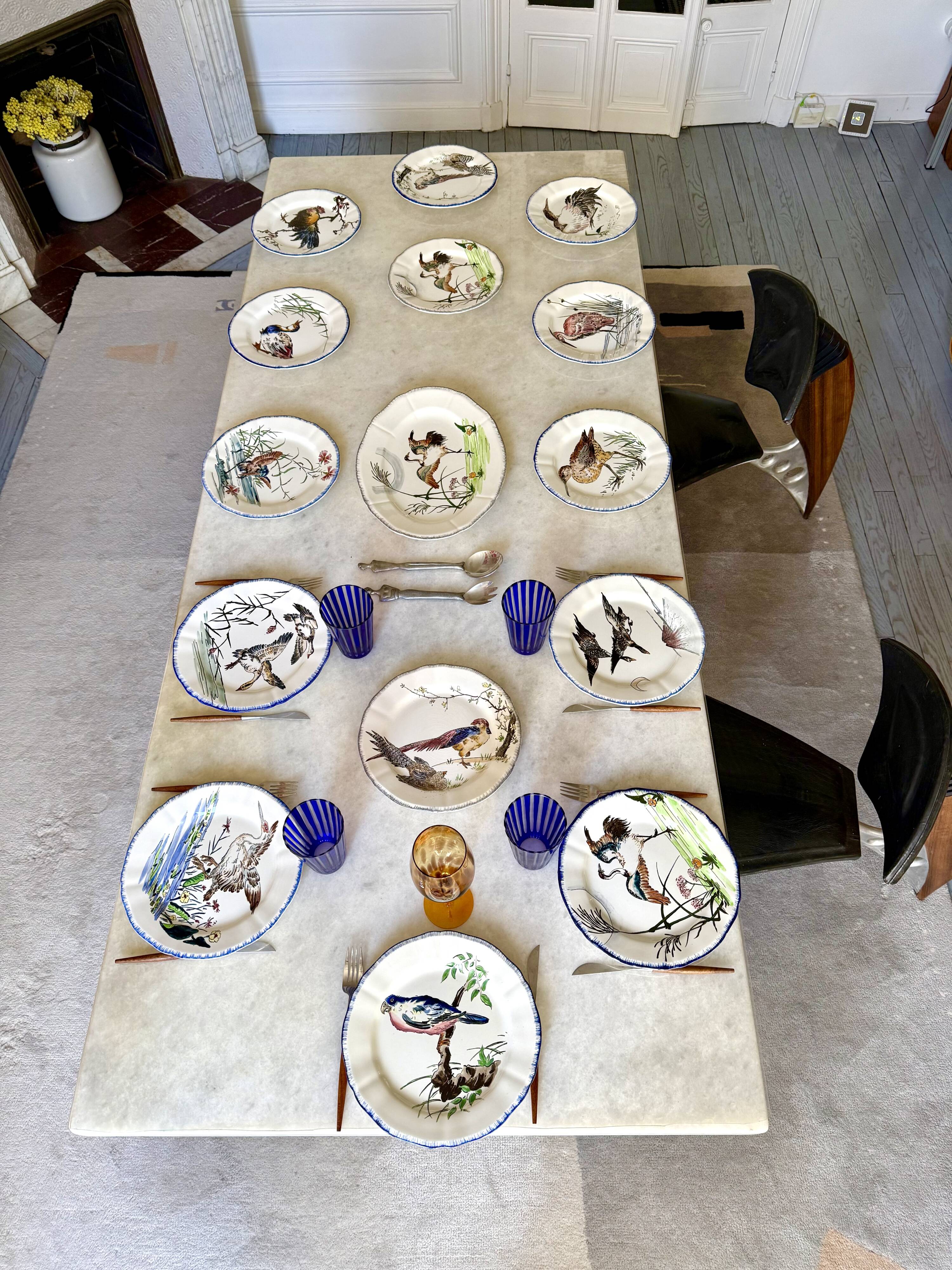 Service de table assiettes et plats Gien modèle grands oiseaux