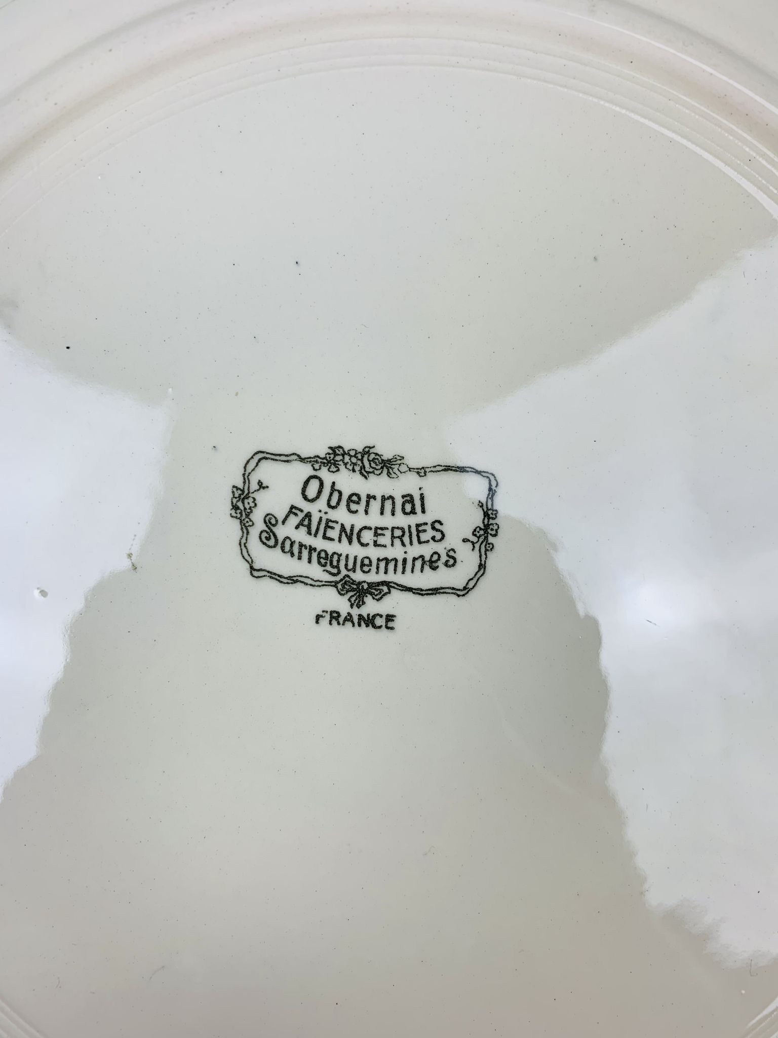 Round obernai dish in Sarreguemines earthenware, signed Loux