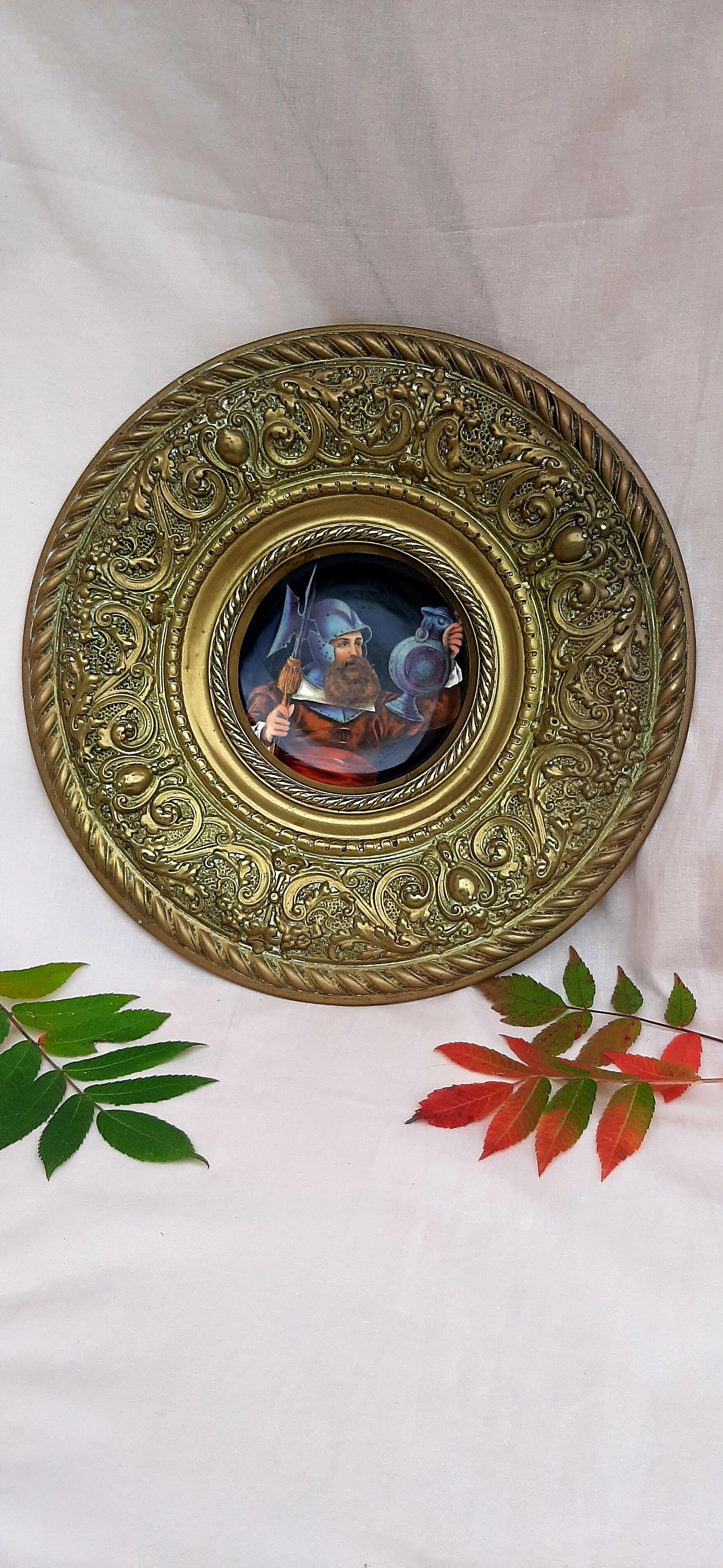 Brass wall decoration repelled hand-painted portrait