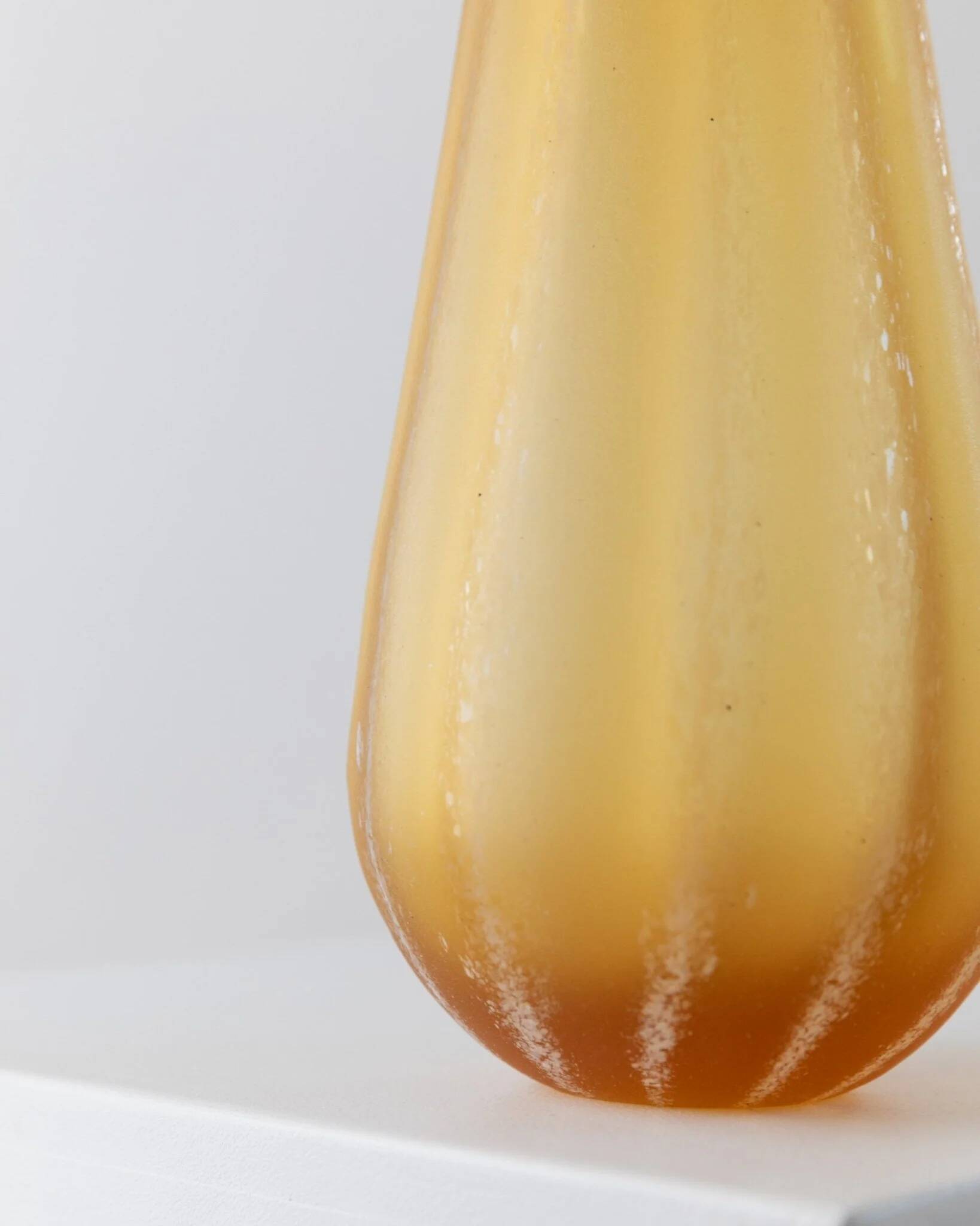 Grand vase en verre de Murano vintage, dégradé jaune-orange, italien des années 1960, forme sculpturale en goutte d'eau.