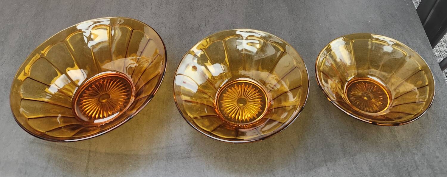Set of 3 glass salad bowls: vintage