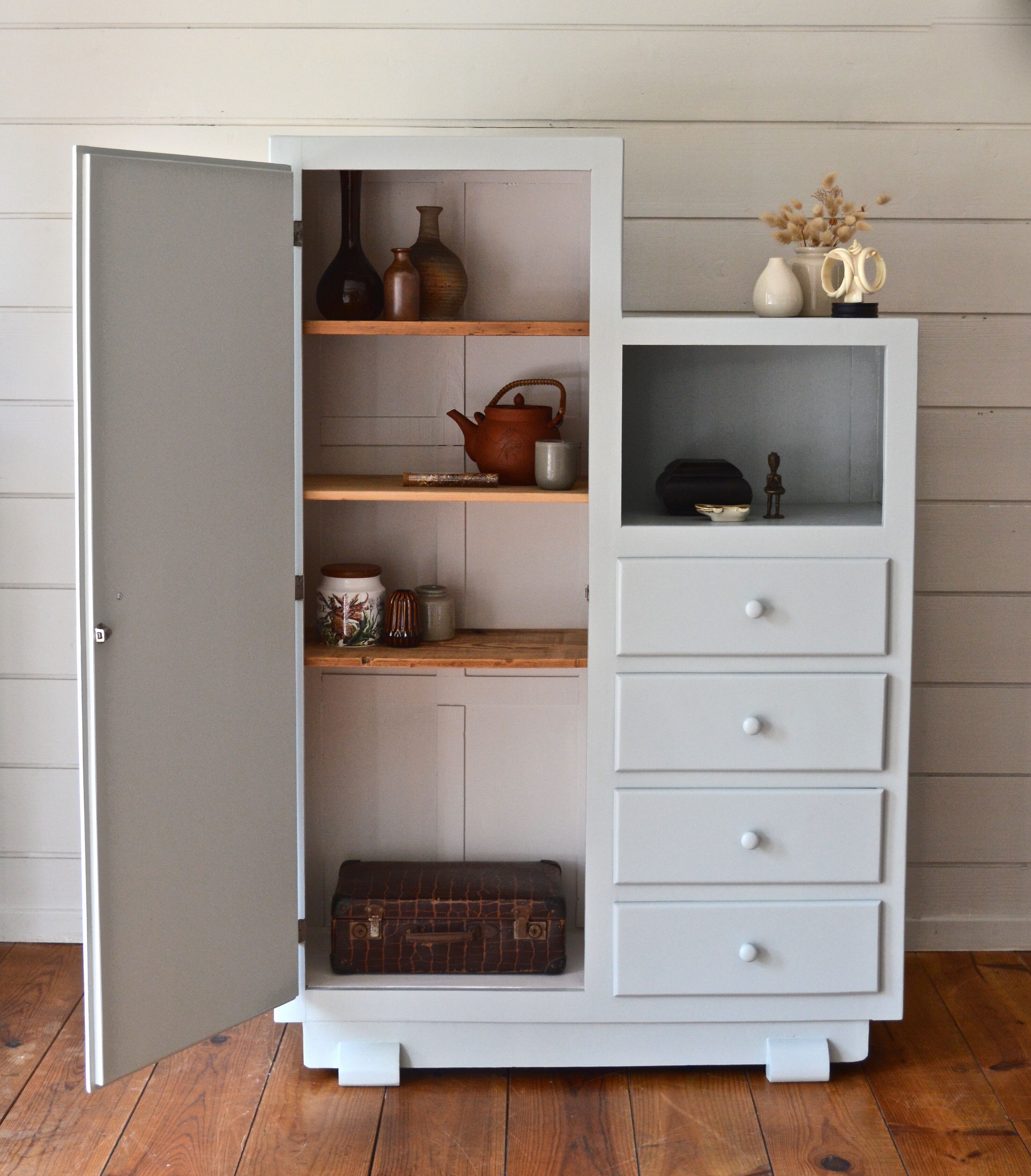 Asymmetrical cabinet