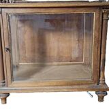Etagère en noyer vitrée