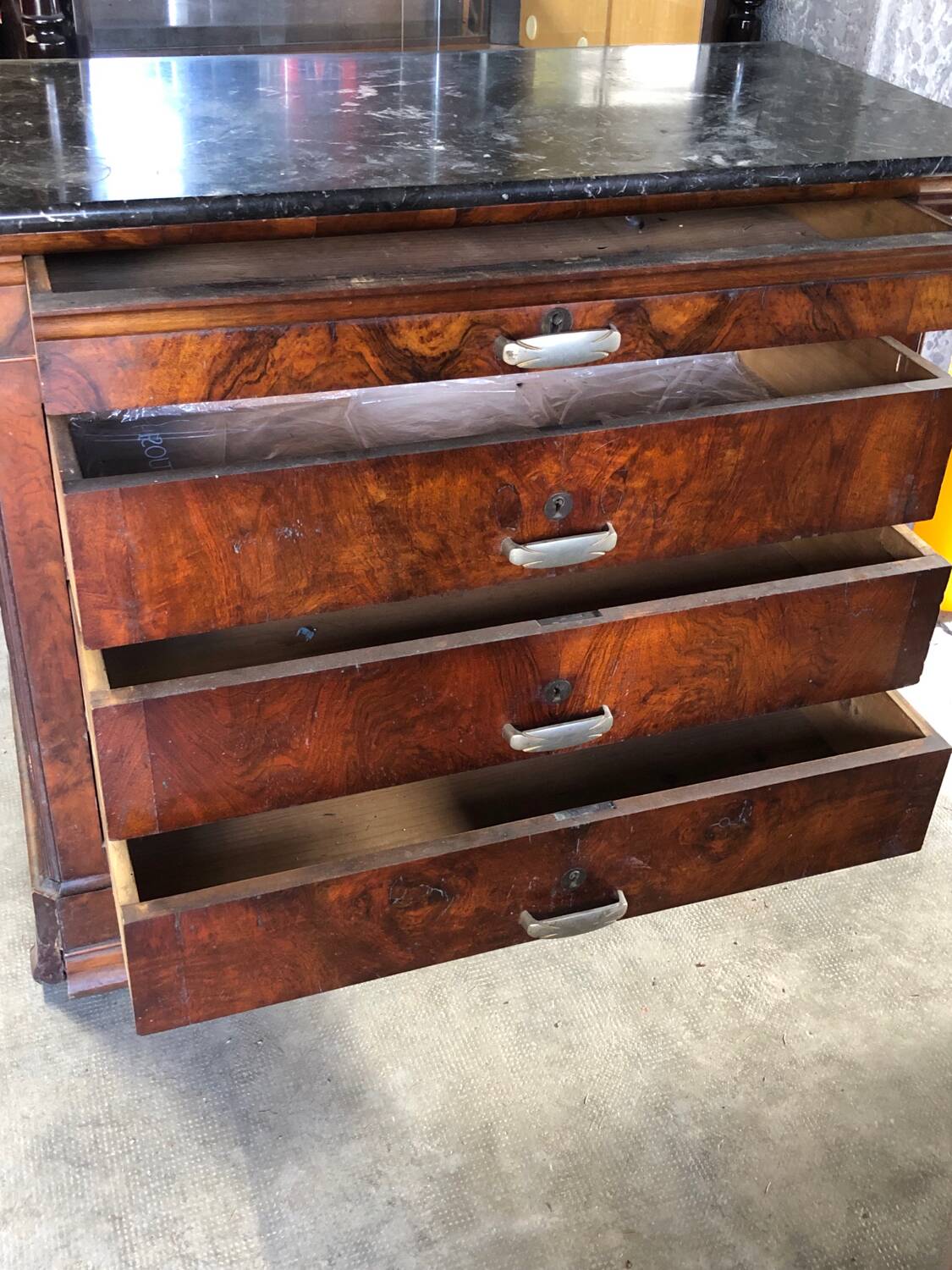 Commode ancienne avec plateau marbre noir