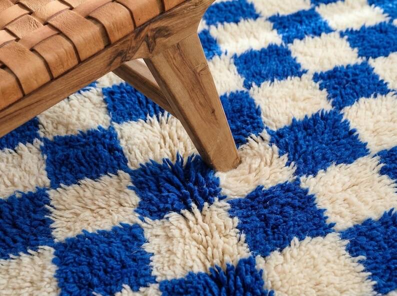 Handmade pure wool Moroccan rug in blue and white, size 1.5/2.5 m.