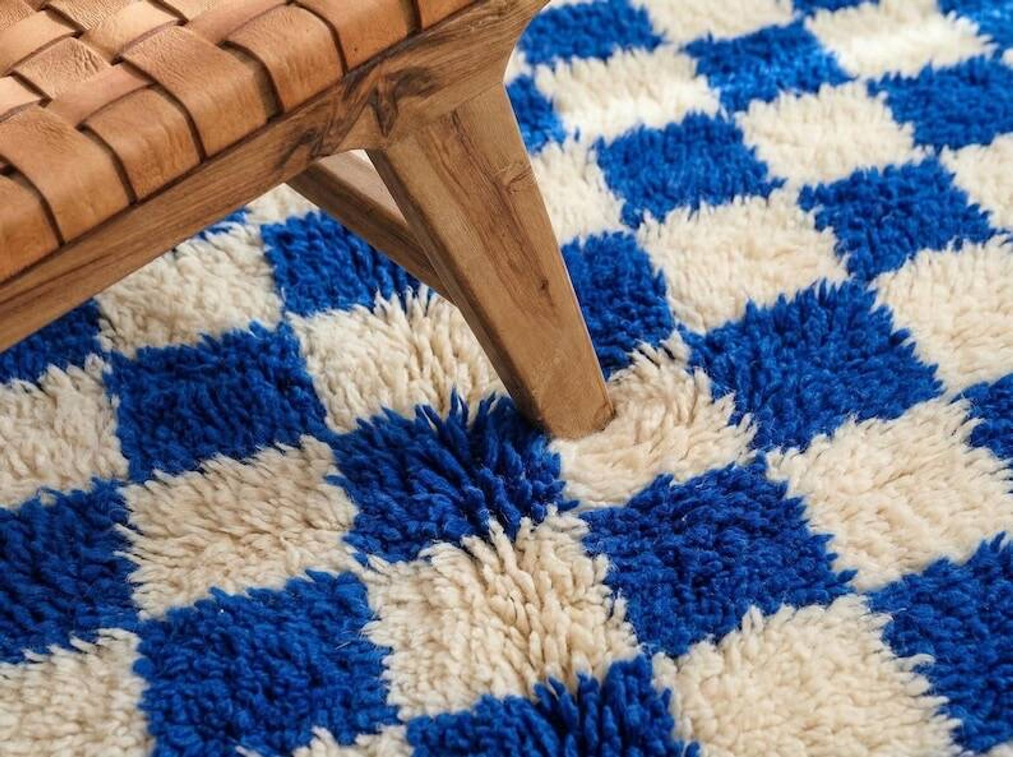 Handmade pure wool Moroccan rug in blue and white, size 1.5/2.5 m.