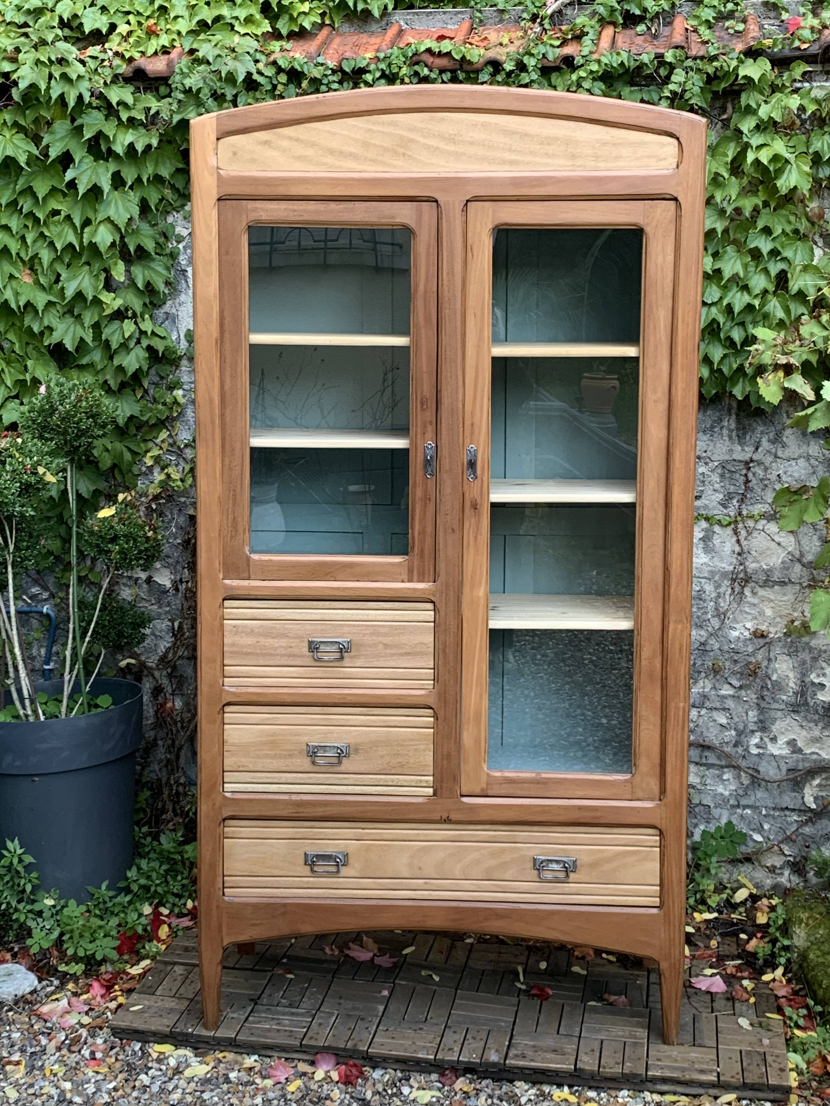 Armoire parisienne d’hôtel vitrée bois brut 1930