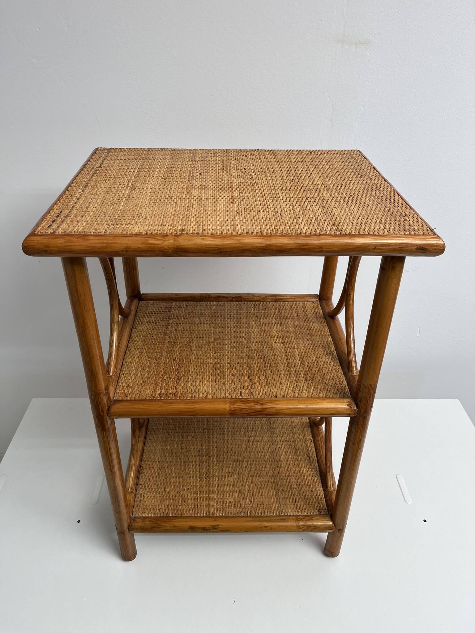 Petit meuble étagère en rotin