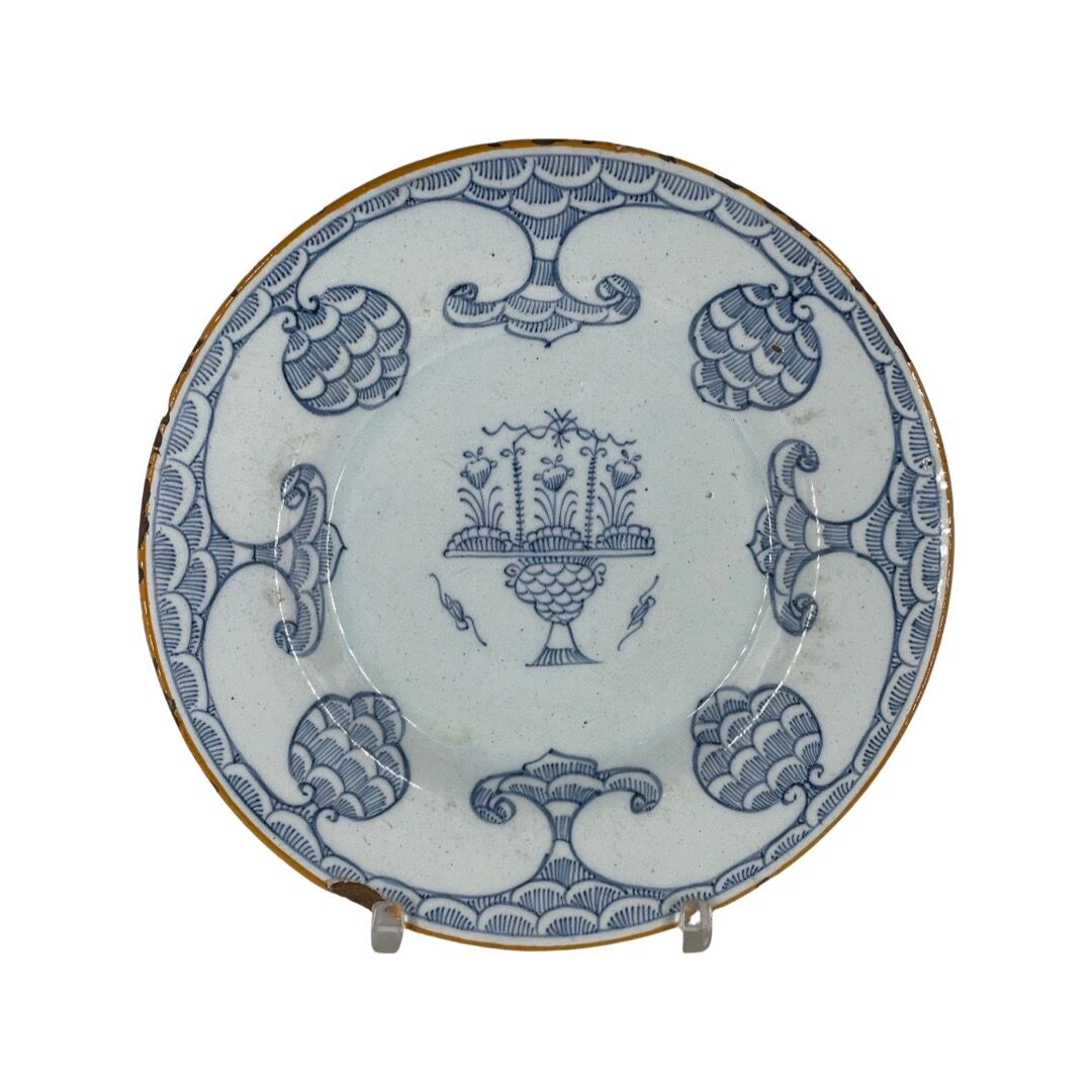 Blue Delft earthenware plate decorated with flowers