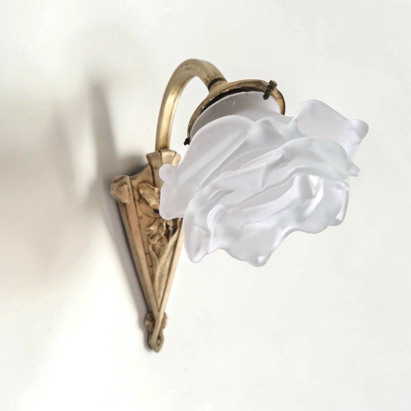 Art Nouveau wall light in gilded bronze - Frosted glass tulip - Period 1900